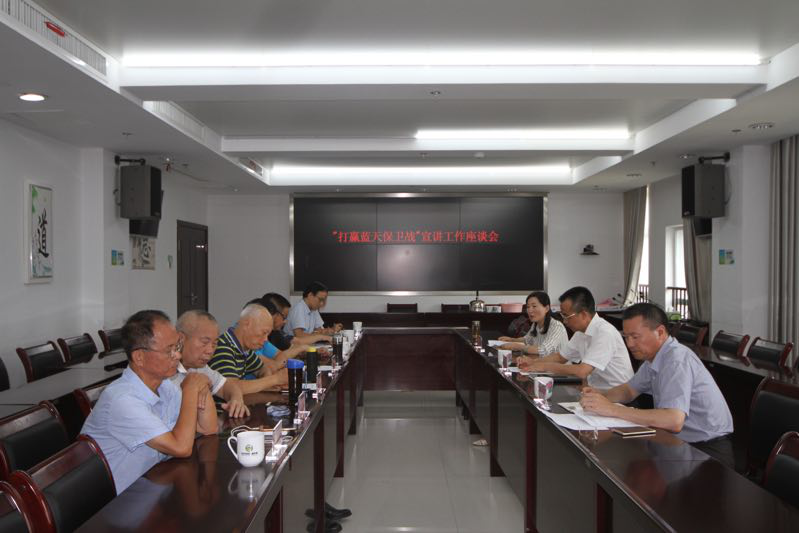长沙市环境科学学会秘书长蒋检花与理事单位会员朱发辉一同参加市蓝天办组织的“打赢蓝天保卫战”工作座谈会